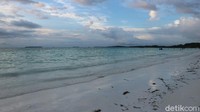 Konon pantai ini memiliki pasir putih terhalus di dunia. 
