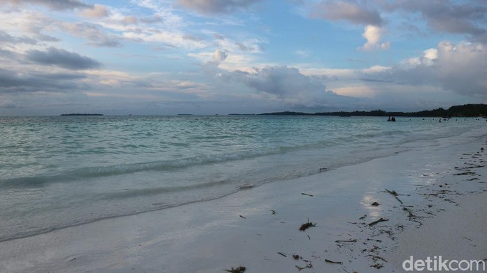 Selain pasirnya yang diklaim terhalus di dunia, Pantai Pasir Panjang atau Pantai Ngurbloat juga menawarkan.