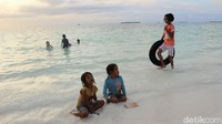 Wisatawan bisa berenang dan menikmati keindahan sunset Pantai Ngurbloat. 
