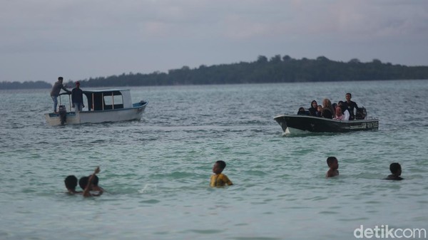 Gelombang ombak landai, riak airnya tenang sehingga kegiatan berenang bisa dilakukan dengan aman.