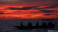 Pantai Ngurbloat terletak di Desa Ngilngof, Kei Kecil, Maluku Tenggara, atau berjarak sekitar 17 km dari Kota Langgur. 