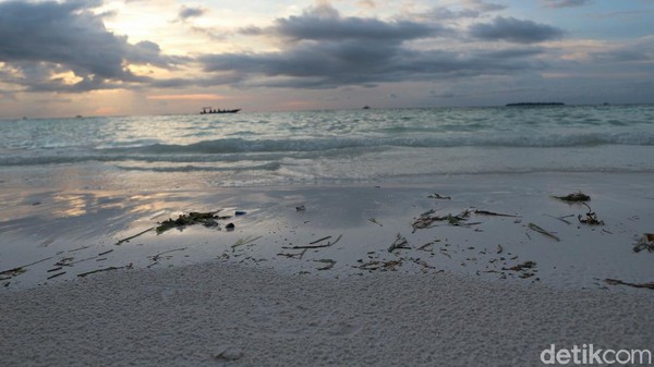 Pantai ini unik karena memiliki pasir putih yang sangat halus seperti tepung sepanjang 3. 