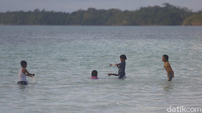 Selain pasirnya yang diklaim terhalus di dunia, Pantai Pasir Panjang atau Pantai Ngurbloat juga menawarkan.