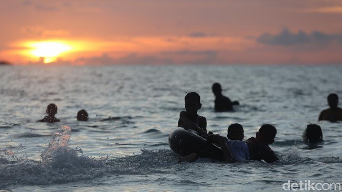Selain pasirnya yang diklaim terhalus di dunia, Pantai Pasir Panjang atau Pantai Ngurbloat juga menawarkan.