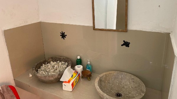 Tak hanya di toilet yang ada di dekat pantai, toilet-toilet umum lain di Desa Wisata Arborek juga menerapkan peraturan yang sama. 