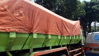 Badan truk tersebut mayoritas berwarna hijau dan bagian belakang truk tampak tertutup terpal berwarna oranye. Tidak tampak ada bekas penyok di bagian truk tersebut. (Foto: Rakha/detikcom)
