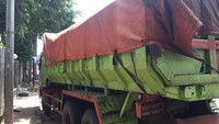 Pantauan detikcom, Jumat (29/10/2021) truk tersebut tampak terparkir di depan gedung Subdit Gakkum Ditlantas Polda Metro Jaya Jl MT Haryono, Jakarta Selatan. (Foto: Rakha/detikcom)