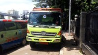 Kecelakaan di KM 13.400 Jalan Tol Jakarta-Cikampek menewaskan anggota Patwal Ditlantas Polda Metro Jaya. Iptu Dwi Setiawan tewas setelah terserempet truk. (Foto: Rakha/detikcom)