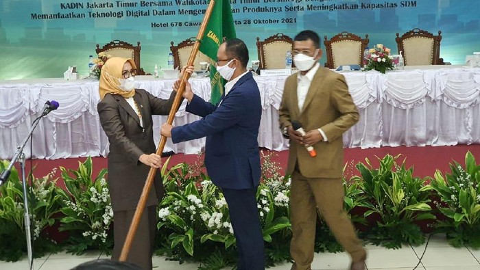 Upaya Kadin Jaktim Bersatu Hadapi Tantangan Ndinta Herry Pramana Anta Ginting menyampaikan apresiasi atas amanat dan mandat sebagai Ketua Umum Kadkn Jakarta Timur periode 2021-2026.