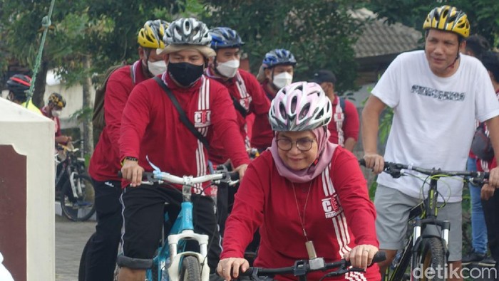Rapat kerja KPK di Yogayakarta masih berlanjut hingga hari ini. Di hari ketiga ini, agendanya yakni outdoor team building dengan bersepeda diselingi game.