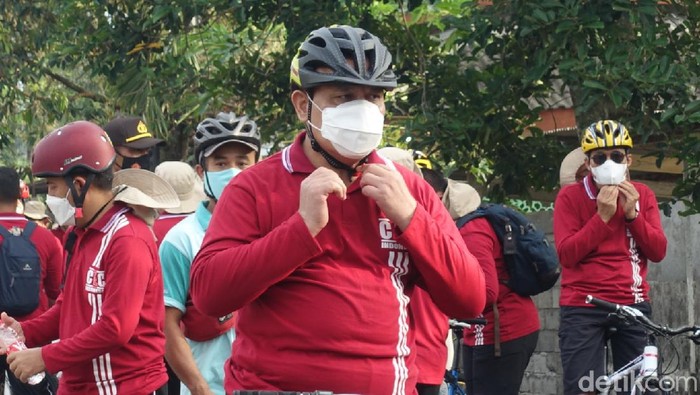 Usai Raker di Hotel Mewah, Pimpinan-Pejabat KPK Terlihat Asyik Gowes Rapat kerja KPK di Yogayakarta masih berlanjut hingga hari ini. Di hari ketiga ini, agendanya yakni outdoor team building dengan bersepeda diselingi game.