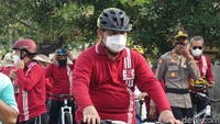 Pantauan detikcom di titik start gowes pagi ini, nampak Ketua KPK Firli Bahuri start di depan. Selain Firli, ada Wakil Ketua KPK Lili Pintauli Siregar yang juga ikut gowes.