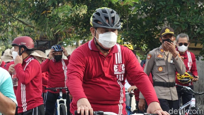 Usai Raker di Hotel Mewah, Pimpinan-Pejabat KPK Terlihat Asyik Gowes Rapat kerja KPK di Yogayakarta masih berlanjut hingga hari ini. Di hari ketiga ini, agendanya yakni outdoor team building dengan bersepeda diselingi game.