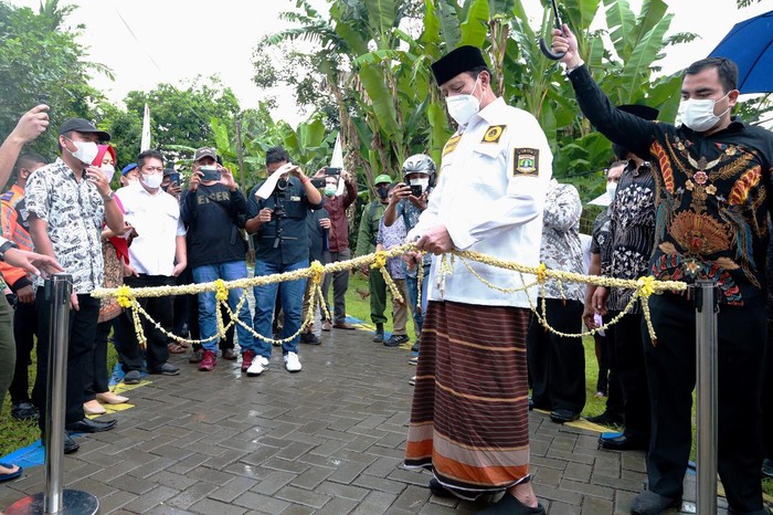 Wahidin Halim Resmikan Jalan Lingkungan di Pandeglang