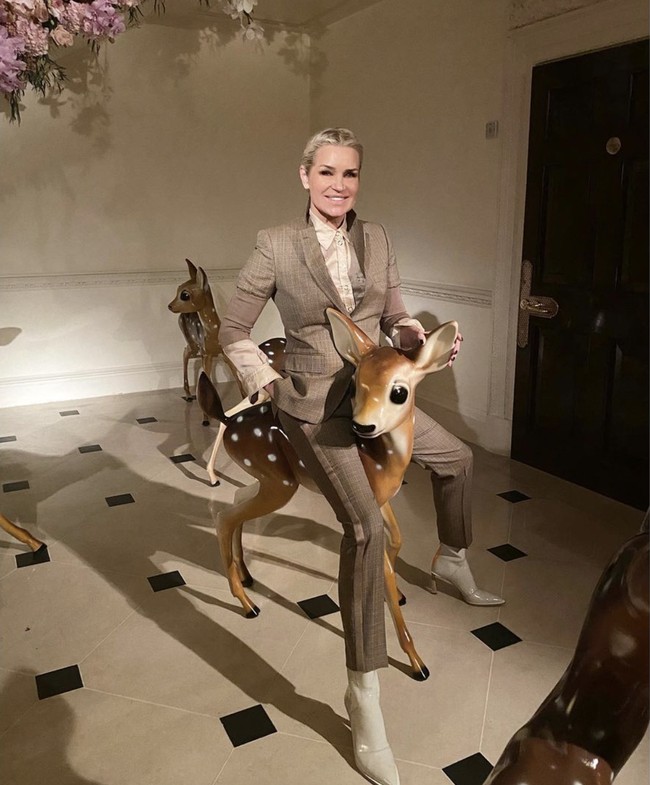 Dalam wawancara dengan majalah Harper’s Bazaar, Yolanda Hadid pernah mengungkapkan rahasia awet mudanya. Selain rutin minum air lemon setiap pagi, dia juga banyak makan sayur-sayuran dan memilih asupan organik. Foto: Instagram