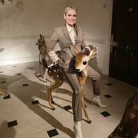 Dalam wawancara dengan majalah Harper’s Bazaar, Yolanda Hadid pernah mengungkapkan rahasia awet mudanya. Selain rutin minum air lemon setiap pagi, dia juga banyak makan sayur-sayuran dan memilih asupan organik. Foto: Instagram