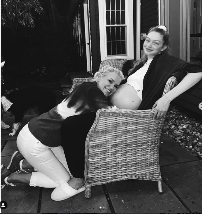 Kabar putusnya Gigi Hadid dan Zayn Malik ini bersamaan dengan munculnya berita bahwa penyanyi tampan tersebut memukul ibu mertuanya, Yolanda Hadid. Situs gosip TMZ yang pertama kali mengabarkan pemukulan Zayn terhadap Yolanda Hadid. Foto: Instagram