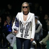 Sosok Yolanda Hadid sendiri tak kalah populer dari ketiga anaknya yang terjun ke dunia modelling. Di masa lalu, Yolanda pun seorang model. Mulai berkarier di negara asalnya Belanda, wanita cantik ini 15 tahun bekerja sebagai model sebelum akhirnya berhenti bekerja demi mengurus keluarga. Dan inilah salah satu penampilannya di majalah Vogue, sungguh cantik memesona. Foto: Getty Images