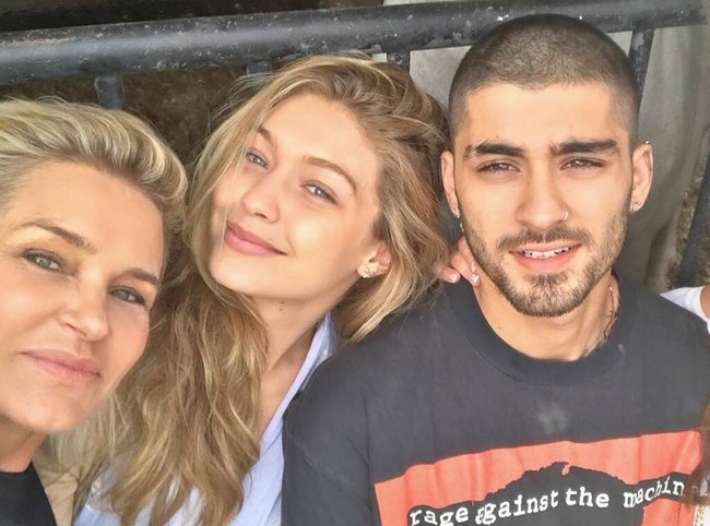 Pada kesempatan berbeda, dalam wawancara dengan Harper’s Bazaar, Gigi Hadid pernah mengungkapkan soal hubungan ibunya, Yolanda Hadid dengan Zayn Malik. Menurutnya mereka memiliki hubungan yang baik. “Dia biasanya selalu memihak ibuku,” kata Gigi.Foto: Instagram