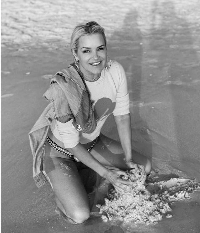 Kerap mengunggah foto memakai bikini, Yolanda Hadid pun dibanjiri komentar pujian terhadap bentuk tubuhnya dan betapa dirinya awet muda di usia hampir 60 tahun. Im 21 and I wish I looked like you,” tulis seorang netizen. “You look incredible,” tulis netizen lainnya. Foto: Instagram