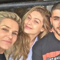 Pada kesempatan berbeda, dalam wawancara dengan Harper’s Bazaar, Gigi Hadid pernah mengungkapkan soal hubungan ibunya, Yolanda Hadid dengan Zayn Malik. Menurutnya mereka memiliki hubungan yang baik. “Dia biasanya selalu memihak ibuku,” kata Gigi.Foto: Instagram