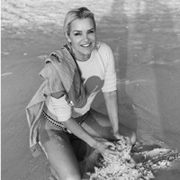 Kerap mengunggah foto memakai bikini, Yolanda Hadid pun dibanjiri komentar pujian terhadap bentuk tubuhnya dan betapa dirinya awet muda di usia hampir 60 tahun. Im 21 and I wish I looked like you,” tulis seorang netizen. “You look incredible,” tulis netizen lainnya. Foto: Instagram