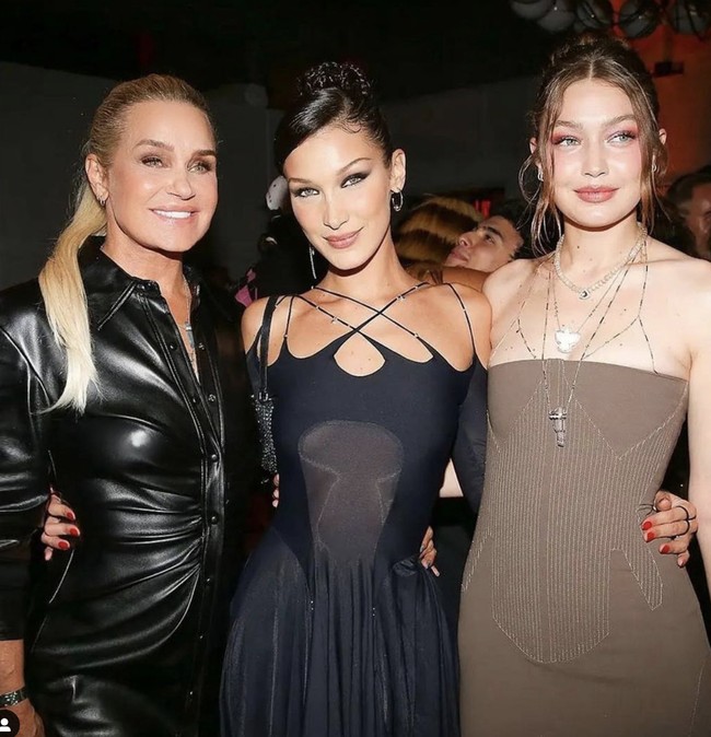 Yolanda Hadid merupakan ibunda dariGigi dan Bella Hadid. Yolanda juga ibu dari Anwar Hadid, putra bungsu dari keluarga Hadid yang kini juga terjun ke dunia modelling seperti kedua kakaknya. Foto: Instagram