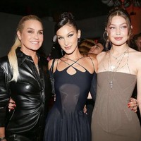 Yolanda Hadid merupakan ibunda dariGigi dan Bella Hadid. Yolanda juga ibu dari Anwar Hadid, putra bungsu dari keluarga Hadid yang kini juga terjun ke dunia modelling seperti kedua kakaknya. Foto: Instagram