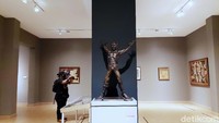 Pameran di Galnas ini menampilkan 201 karya seni rupa modern dan kontemporer koleksi GNI/koleksi negara mulai era 1800-an hingga era masa kini.