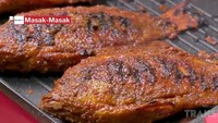 Kalau punya stok ikan nila, coba bikin menu spesial ini. Ikan nila digoreng setengah kering lalu dipanggang. Kemudian beri balutan bumbu rujak yang pedas manis. Membuat ikan nila bakar bumbu rujak gampang, tinggal ikuti resep ini. Foto: Masak Masak Trans TV
