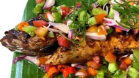 Ikan kerapu biasanya dikukus, namun ikan berdaging tebal ini juga enak dipanggang lho! Penyempurnanya adalah sambal dabu-dabu yang pedas segar. Sambal ini diracik dari irisan tomat hijau, bawang merah, cabai rawit merah, dan air jeruk nipis. Begini cara membuat kerapu sambal dabu-dabu. Foto: Masak Masak Trans TV