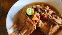 Kuliner Betawi ini bisa jadi ide olahan ikan nikmat. Pecak ikan nila yang gurih, pedas, dan segar dijamin bikin makan makin semangat. Bumbu utamanya ada temu kunci, cabai, dan kencur. Yuk intip resep pecak ikan nila kuah bening. Foto: detikfood