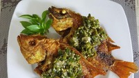 Untuk pencinta ikan goreng, ini dia resep yang pas untukmu! Ikan nila yang digoreng kering memberikan tekstur garing dan gurih nikmat. Paduan paling pasnya adalah sambal ijo yang diracik dengan tomat hijau dan daun jeruk. Pedas segar! Ini dia resep nila goreng cabe ijo. Foto: detikfood 