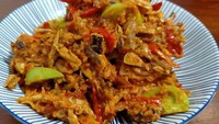 Tongkol asap yang empuk dan sedap aromanya paling cocok dipadukan bumbu cabai yang pedas nikmat. Salah satunya sambal goreng tongkol asap ini. Membuatnya mudah, tinggal ikuti resep ini. Foto: Valeria Asmarani 