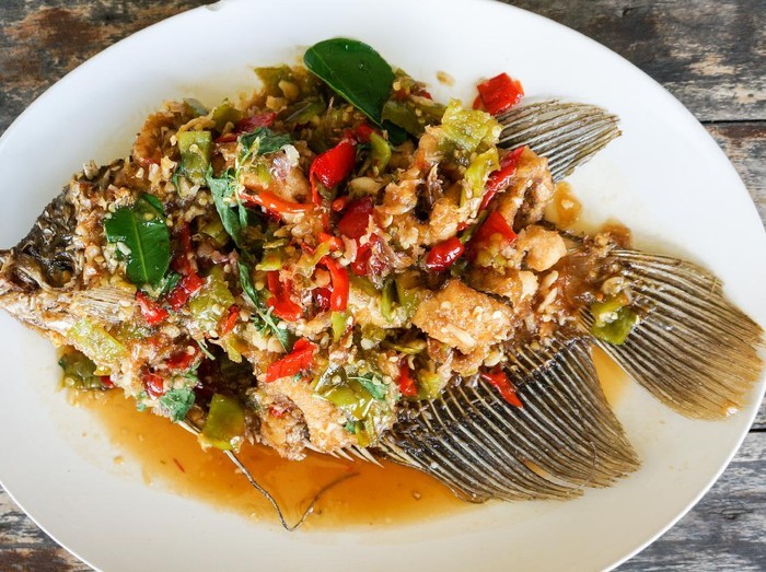 10 Resep Ikan Pedas Nendang yang Bikin Lahap Makan 10 Resep Ikan Pedas Nendang yang Bikin Lahap Makan