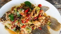Menu populer restoran ini bisa kamu bikin sendiri di rumah. Paduan gurame goreng yang garing dan gurih makin enak dengan saus pedas manis. Bumbunya ada cabai rawit merah, cabai hijau, cabai merah, bawang putih, hingga serai. Intip resep gurame saus pedas manis di sini. Foto: iStock