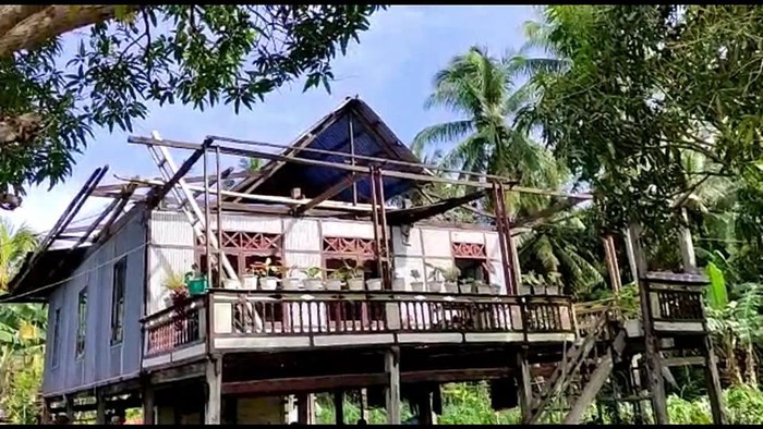 Angin kencang dan hujan deras kembali melanda Kabupaten Polewali Mandar, Sulawesi Barat (Sulbar). Sedikitnya tiga rumah warga di daerah ini, rusak akibat terjangan angin disertai hujan deras.