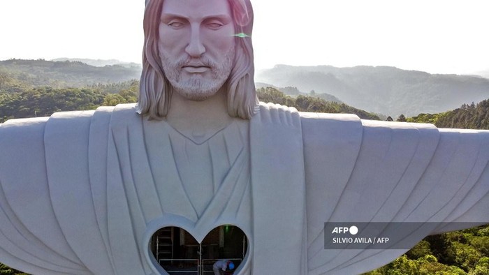 View of the Christ the Protector statue under construction in Encantado, Rio Grande do Sul state, Brazil, on October 29, 2021. - The statue will be larger than Rio de Janeiros Christ the Redeemer and the third-largest in the world. (Photo by SILVIO AVILA / AFP)