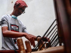 Keren! Anak Punk Bandung Tetap Lestarikan Angklung