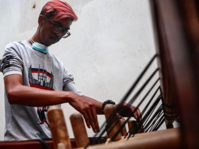 Anak punk lestarikan angklung