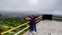 Setelah membeli tiket, pengunjung bisa menikmati keindahan Gunung Merapi dan Merbabu.