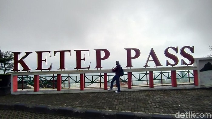 Objek Wisata Ketep Pass Magelang, Jawa Tengah, hari ini resmi melakukan uji coba pembukaan. Uji coba pembukaan ini, pengunjung melakukan scan barcode PeduliLindungi dan anak-anak di bawah 12 tahun belum diperbolehkan berkunjung.
