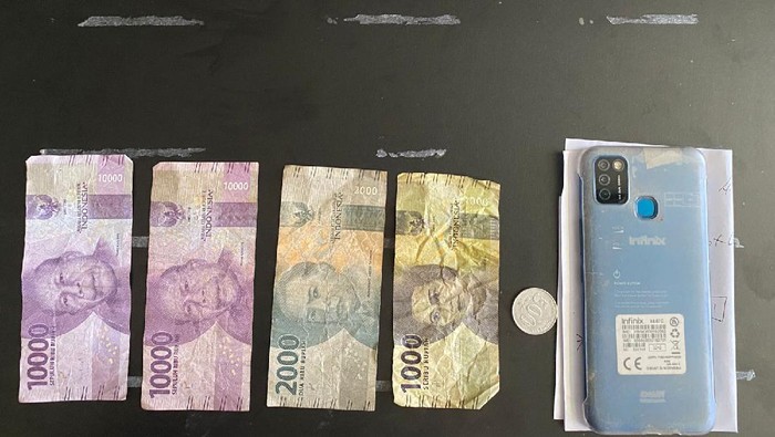 Barang bukti dari pengepul judi online yang disita polisi