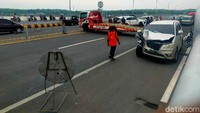 Dua mobil yang terlibat kecelakaan yakni Toyota Fortuner warna putih bernopol B 1901 SJO dan Toyota Innova bernopol H 1099 MW.
