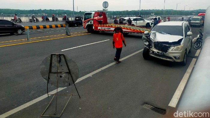 Begini Kondisi Dua Mobil yang Kecelakaan di Suramadu Dua mobil terlibat kecelakaan di KM 5.200 Jembatan Suramadu sisi Bangkalan arah Surabaya. Kejadian sekitar pukul 15.00 WIB ini sempat membuat kemacetan.