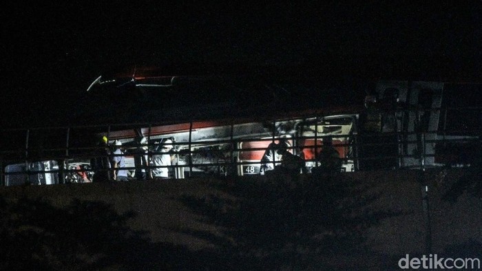 Begini Proses Evakuasi LRT yang Tabrakan di Cibubur Sejumlah pekerja mengevakuasi kereta LRT yang mengalami kecelakaan di Ruas Cibubur - Ciracas, Munjul, Jakarta Timur, Sabtu (30/10/2021) dini hari. PT Industri Kereta Api (INKA) rencananya akan mengevakuasi dua kereta Lintas Rel Terpadu (LRT) yang mengalami kecelakaan pada Senin (25/10) selama 5 hari yakni dari tanggal 29 Oktober - 3 November 2021. ANTARA FOTO/Asprilla Dwi Adha/aww.