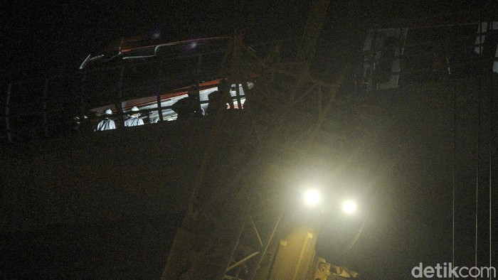 Begini Proses Evakuasi LRT yang Tabrakan di Cibubur Sejumlah pekerja mengevakuasi kereta LRT yang mengalami kecelakaan di Ruas Cibubur - Ciracas, Munjul, Jakarta Timur, Sabtu (30/10/2021) dini hari. PT Industri Kereta Api (INKA) rencananya akan mengevakuasi dua kereta Lintas Rel Terpadu (LRT) yang mengalami kecelakaan pada Senin (25/10) selama 5 hari yakni dari tanggal 29 Oktober - 3 November 2021. ANTARA FOTO/Asprilla Dwi Adha/aww.