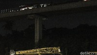 Sejumlah pekerja mengevakuasi kereta LRT yang mengalami kecelakaan di Cibubur, Jakarta Timur, Sabtu (30/10/2021) dini hari