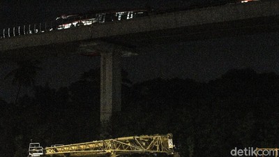 Begini Proses Evakuasi LRT yang Tabrakan di Cibubur