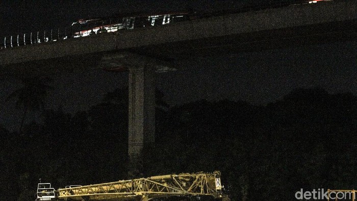 Begini Proses Evakuasi LRT yang Tabrakan di Cibubur Sejumlah pekerja mengevakuasi kereta LRT yang mengalami kecelakaan di Ruas Cibubur - Ciracas, Munjul, Jakarta Timur, Sabtu (30/10/2021) dini hari. PT Industri Kereta Api (INKA) rencananya akan mengevakuasi dua kereta Lintas Rel Terpadu (LRT) yang mengalami kecelakaan pada Senin (25/10) selama 5 hari yakni dari tanggal 29 Oktober - 3 November 2021. ANTARA FOTO/Asprilla Dwi Adha/aww.